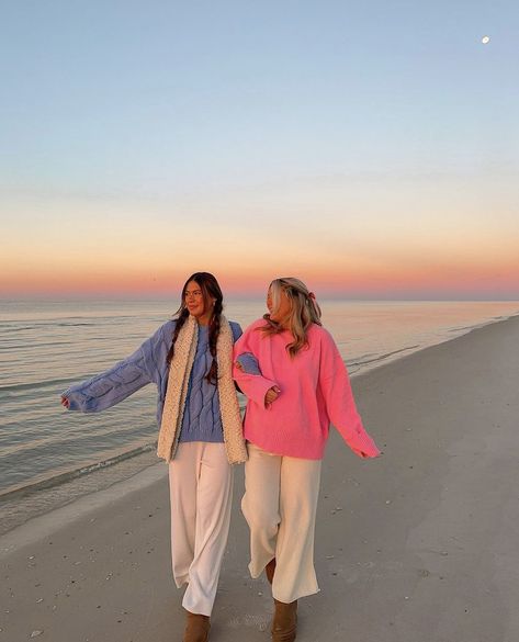 Beach Pictures Sweater, Cold Beach Sunset Outfit, Sunrise Beach Outfit, Cold Beach Town Outfit, Cozy Beach Outfits Winter, Winter Outfits Beach Style, Beach Outfit In Winter, Winter At The Beach Aesthetic, Winter Outfits Beach