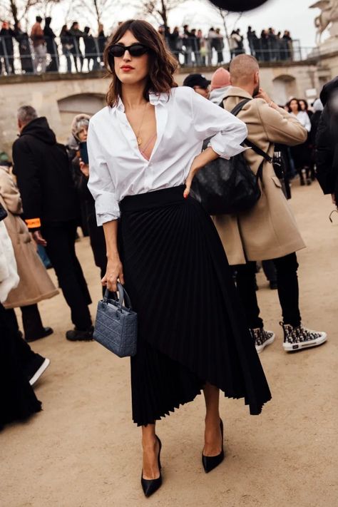 Trench Coats Were Everywhere on Day 1 of Paris Fashion Week Street Style - Fashionista French Style Parisian Chic, French Wardrobe Essentials, Jeanne Damas Style, Style Parisian Chic, Printemps Street Style, French Style Clothing, French Wardrobe, Style Parisienne, French Girl Chic