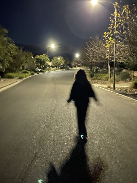 Aesthetic Night Pictures Poses, Cool Pose Ideas, Night Walking Aesthetic, Walking Aesthetic, Street Pics, Self Pictures, Night Walks, Cute Birthday Pictures, Dark Street