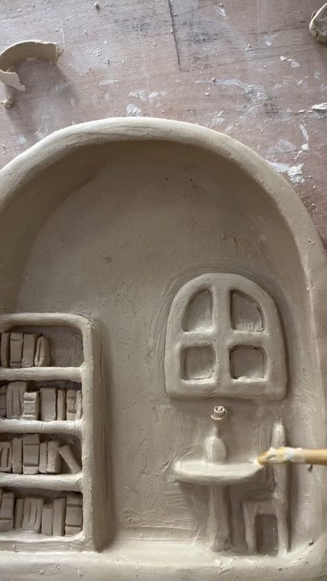 Art, deco et tips a trier • Instagram Ceramic Clay Ideas, Clay Art Ideas Creative, Hanging Ceramics, Wall Ceramics, Ceramics Videos, Pottery Decor, Coil Pottery, Diy Air Dry Clay, Wall Art Diy