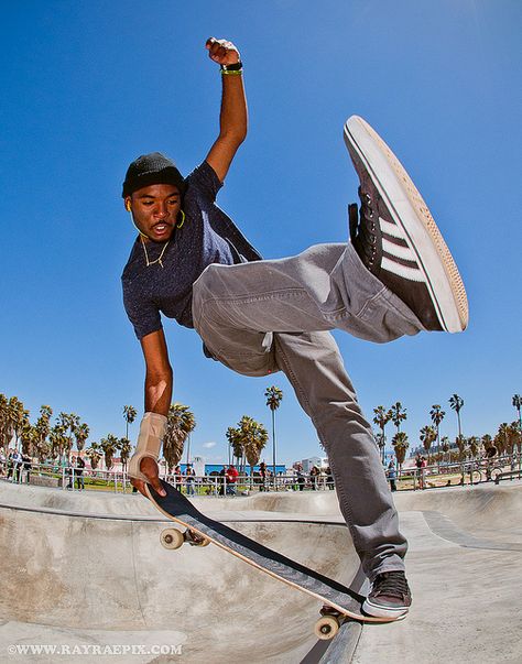 Skater Poses, Skateboard Photos, Skateboard Pictures, Skate Photos, Life Drawing Reference, Skateboard Photography, Male Pose Reference, Perspective Photography, 그림 낙서