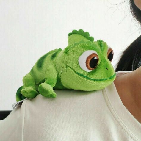 Tangled Pascal, Cosplay Hair Accessories, Rapunzel Costume, Doll Halloween Costume, Rapunzel Tangled, Disney Plush, Plush Toy Dolls, Disney Tangled, Toy Doll