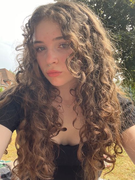 curls + afternoon sun Hair Cut2024, Tightly Curled Hair, Pretty Curly Haired Girl, Loose Natural Curls, Curly Hair Outfits, Cheshire Art, Mermaid Curls, Curly Messy Hair, 2b Hair