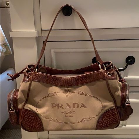 Prada Strap Bag, Vintage Handbags Designer, Vintage Designer Bags Aesthetic, Designer Bags 2024, Vintage Bag Aesthetic, Designer Bags Aesthetic, Prada Vintage Bag, Vintage Lv Bag, Vintage Prada Bag