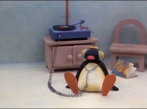 pingu penguin headphones record player vinyl cute Pingu With Headphones, Pingu Headphones, Pingu Listening To Music, Listen Music Aesthetic Art, Penguin Listening To Music, Pingu Icons, Listening To Music Reaction Pic, Pingu Memes, Pingu Pingu