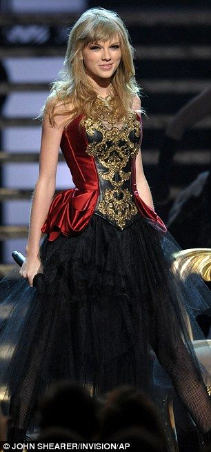 I am so in love with Taylor Swift's dress during her performance at the AMA's. Best performance ever! :) Couture, I Knew You Were Trouble Outfit, Tailor Swift, Beautiful Taylor Swift, Taylor Swift Dress, Red Era, Stacy Keibler, Estilo Taylor Swift, All About Taylor Swift