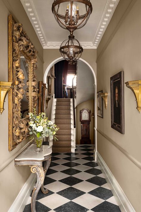 London Townhouse Interior, London House Interior, Living Room Designs Apartment, Victorian House Interior, English Townhouse, Design Dining Room, Victorian Hallway, Aesthetic Interior Design, Hotels In London