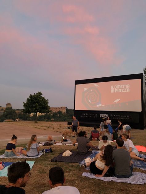 Kimonos, Porto, Cinema Outside, Pool Cinema, Outside Cinema, Story Cinema, Bookstore Inspiration, Open Cinema, Cinema Outdoor