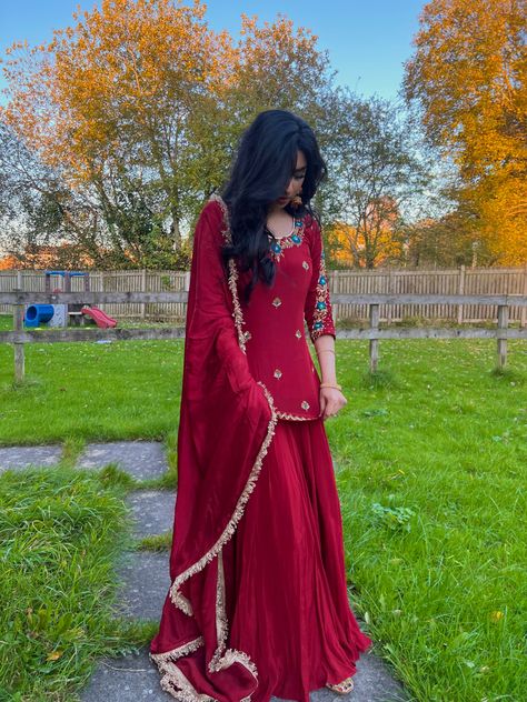 Indian Red Wedding Outfits, Aesthetic Pakistani Suits, Suit Asthetic Indian, Lehenga Designs Ideas, Red Dress Indian Suit, Pretty Suits Indian, Red Eid Dress, Red Punjabi Suit Party Wear, Indian Woman Outfit