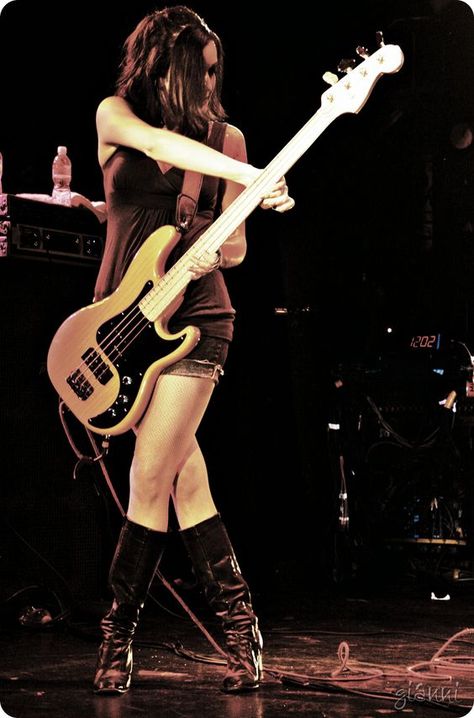 Nicole Fiorentino (from The Smashing Pumpkins, Veruca Salt, Spinnerette) - she's so... gorgeous Chicas Punk Rock, The Smashing Pumpkins, Rockstar Aesthetic, Duff Mckagan, Bass Guitarist, Women Of Rock, Guitar Girl, Female Guitarist, Smashing Pumpkins