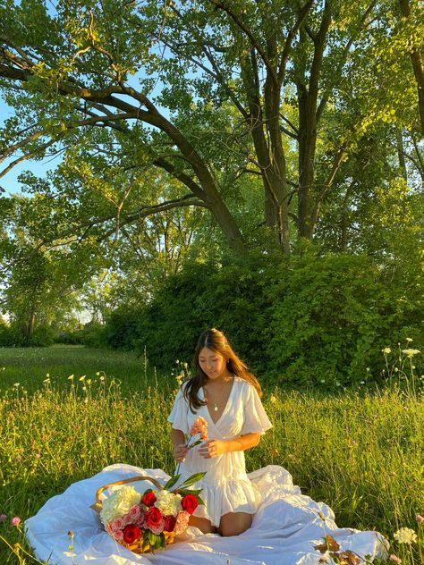 Nature, White Garden Dress, Flower Picnic Photoshoot, White Dress Picnic, White Picnic Dress, Poses In Garden, Picnic Flowers, Picnic Design, House Design Inspiration