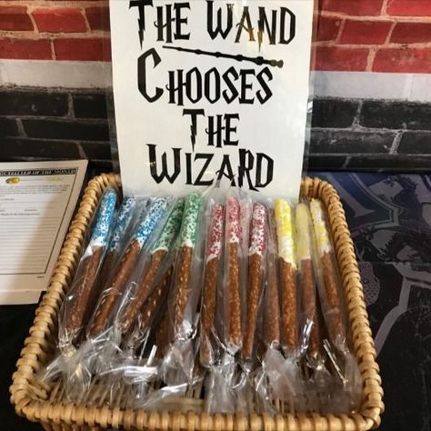 Stephanie and the Reno team went all out for their Outfitters on Harry Potter Day! They even had candy pretzel wands in the colors of each group! Harry Potter Shower Ideas, Sac Halloween, Harry Potter Bachelorette Party, Harry Potter Bachelorette, Harry Potter Desserts, Harry Potter Shower, Harry Potter Snacks, Harry Potter Parties Food, Harry Potter Bridal Shower