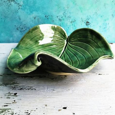 I like the movement of this leaf. I want my leaf to have the movement in the tip of it and the stem. I don’t want it just flat Flori Din Lut, Slab Ceramics, Leaf Bowl, Pottery Store, Tanah Liat, Hand Building, Keramik Design, Pottery Handbuilding, Leaf Bowls