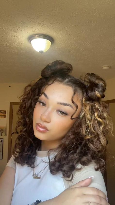 Half Up Space Buns Curly Hair, 2 Buns Hairstyle Curly Hair, Curly Hairstyles For Birthday Parties, Hairstyles For Medium Curly Hair Natural, Cute Short Curly Hairstyle Ideas, Cute Short Curly Hair Styles, Curly Hair Space Buns Half Up, Curly Hairstyle For Short Hair, Simple Cute Curly Hairstyles