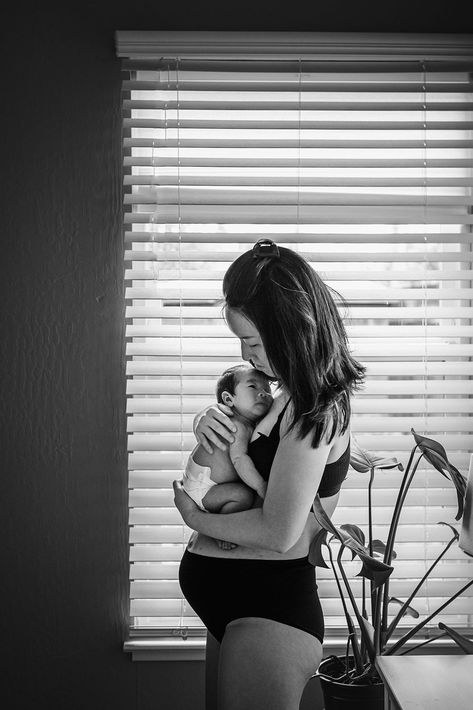 Raw Postpartum Photography, Mom Newborn Pictures, Documentary Newborn Photography, Postpartum Pictures, Postpartum Photos, Postpartum Photoshoot, Postpartum Photography, Family Newborn Pictures, Raw Motherhood