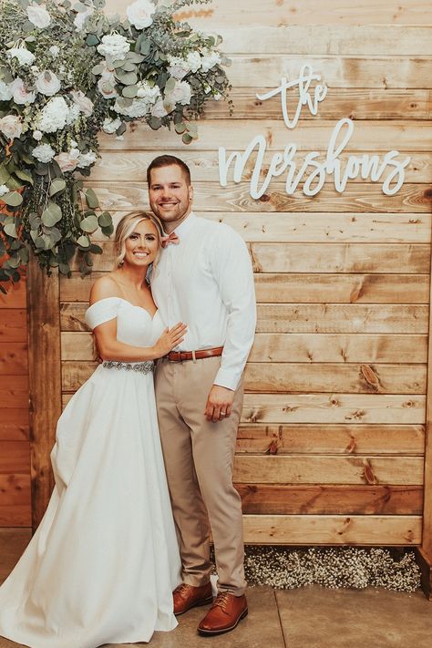 Last Name Signs Wooden Wedding, Wedding Signs For Reception Last Name, Wedding Signs Behind Head Table, Wood Wall Wedding Decor, Wedding Backdrop Ideas For Photos, Wedding Name Signs Wood, Last Name Photo Wall Wedding, Name Sign For Wedding Receptions, Cheap Wedding Photo Backdrop