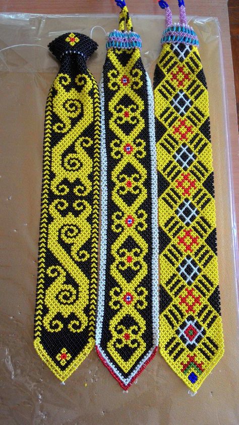 Corak Selampai Sulam Iban, Sulam Manik, Corak Sulaman, Diy Necklace Patterns, Kalung Manik-manik, Anting Manik, Cross Stitch Tutorial, Cross Stitch Border Pattern, Gelang Manik-manik