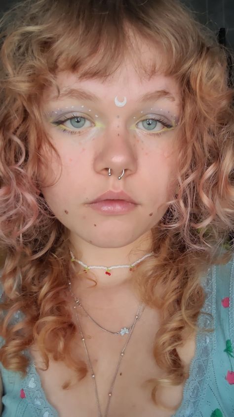 Hippies, Natural Festival Makeup, Boho Grunge Makeup, Ten Faire Makeup, Hippies Make Up, Makeup Ideas Indie, Ren Fair Makeup Ideas, Festival Makeup Hooded Eyes, Goblincore Makeup Looks