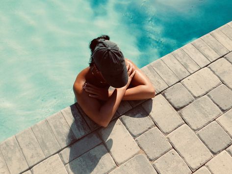 Poolside aesthetic - camera shy - faceless - beach & pool pose Beach Poses For Shy People, Shy Beach Poses, Camera Shy Poses Aesthetic, Camera Shy Poses, Shy Pose Reference, Shy Poses, Poolside Aesthetic, Aesthetic Camera, Beach Pose