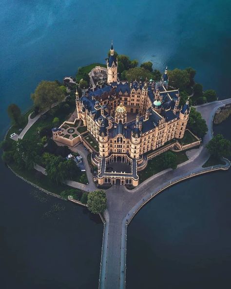 Castle • Travel • Explore’s Instagram post: “Schwerin Castle 🏰 Germany 🇩🇪 Credit 📸 @daniel_weissenhorn 👏 -- -- Follow @castlesbook for more Follow @castlesbook for more Follow…” German Palaces, Schwerin Castle, Castles Of The World, Castle Exterior, Castle Germany, Castle Pictures, Castle Aesthetic, Castle Mansion, European Castles