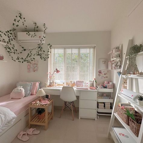 zo ❀ | idk this might be the best room pic i’ve ever taken 😭💗✨ | Instagram Korean Twin Bedroom, Room Ideas Pink And White, Sofa Design For Living Room, Modern Cozy Home, Dorm Room College, Room Pic, College Home, Dorm Room Styles, Design For Living Room