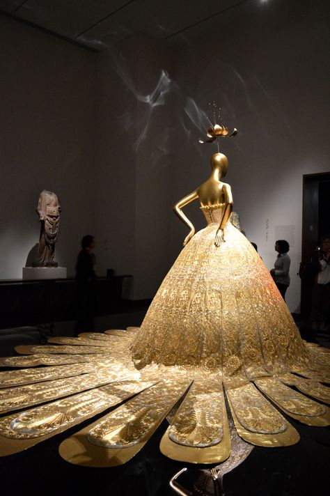 "China: Through the Looking Glass" exhibition / Metropolitan Museum Costume Institute Haute Couture, Couture, Costume Institute Metropolitan Museum, Glass Exhibition, Guo Pei, Red Carpet Gowns, Costume Institute, Summer Instagram, Model Beauty