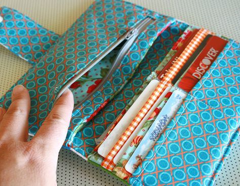 wallet! I eill br abel to choose my own fabric and gahh! I need to do this is :-* Diy Wallet Pattern, Wallet Pattern Free, Purse Patterns Free, Clutch Tutorial, Wallet Sewing Pattern, Sew Wallet, Wallet Tutorial, Trendy Sewing Patterns, Diy Wallet