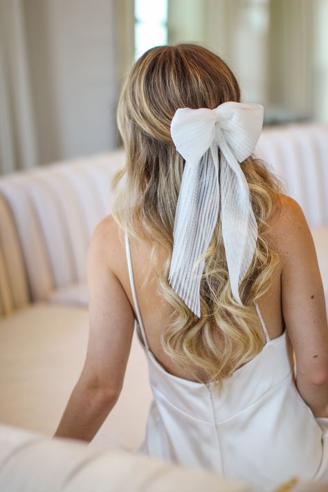 The cutest bridal accessory for a bachelorette or bridal shower! Pleated bridal bow by Tailored Tulle Bridal Hair Bow Veil, Bridal Hair With Bow, Wedding Hair With Bow, Veils Bridal Fingertip, Half Up Hair Do, Wedding Hair Bow, Bridesmaid Hairdo, Bachelorette Party Hair, Veil Alternative