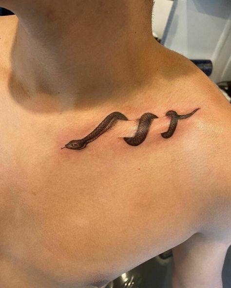 A Collar Bone Snake Snake Tat On Collar Bone, Colar Bone Tattoo Men Minimalist, Cool Body Tattoos Men, Tattoo Snake Collar Bone, Snake Tattoo Around Collar Bone, Coller Bone Tattoos Snake, Snake Tattoos On Collar Bone, Colar Bone Snake Tattoos, Tattoos On The Collar Bone