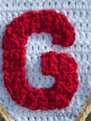 The Moogly Crochet Alphabet - free patterns! #crochet Embroidery On Crochet, Crochet Alphabet Letters, Crochet Letters Pattern, Moogly Crochet, Motifs D'appliques, Crochet Alphabet, Beau Crochet, Crochet Letters, Crochet Mignon