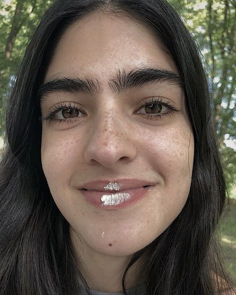 Unplucked Eyebrows Natural, Thick Eyebrows Aesthetic, Unplucked Eyebrows, Thick Eyebrows Natural, Natalia Castellar Calvani, Natalia Castellar, Eyebrows Natural, Big Eyebrows, Straight Eyebrows