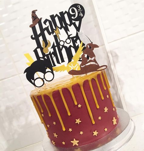 Buttercream Dream on Instagram: “A birthday cake for a Harry Potter mad birthday boy! Vanilla and red velvet sponge with a hidden surprise inside! #harrypotter…” Harry Potter Birthday Cake Buttercream, Harry Potter Drip Cake Ideas, Harry Potter Drip Cake, Harry Potter Gryffindor Cake, Buttercream Harry Potter Cake, Hogwarts Birthday Cake, Harry Potter Cake Simple, Harry Potter Birthday Party Ideas Cake, Harry Potter Buttercream Cake