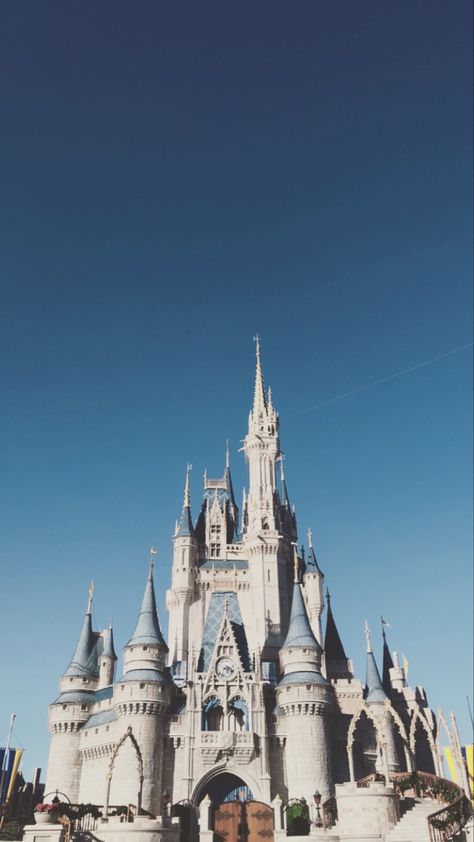 #disney #castle #disneyworld #cinderella Disney Castle Aesthetic, Disney Workd, Descendants Dr, Disney World Aesthetic, Disney Cinderella Castle, Disney World Castle, Princess Parties, Castle Aesthetic, Cinderella Disney