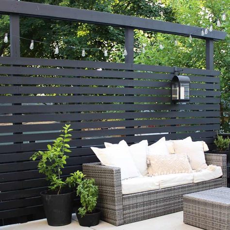 Deck Privacy Ideas, Hanging Planter Boxes, Privacy Screen Deck, Privacy Ideas, Deck Privacy, Deck Makeover, Patio Grande, Patio Privacy, Privacy Fence Designs