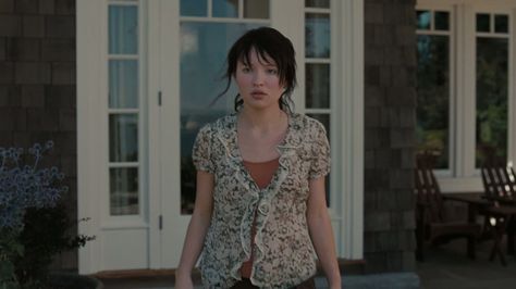 Emily Browning in the psychothriller film 'The Uninvited' (2009) Emily Browning The Uninvited, Oc Faceclaims, The Uninvited, Emily Browning, Movie Pins, Anthony Perkins, A Series Of Unfortunate Events, Funky Fashion, Artistic Expression
