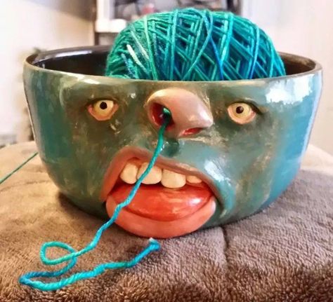 Yarn bowl-makes me want to learn how to knit or crochet!  :) Knitting Bowl, Yarn Holder, Tanah Liat, Clay Diy Projects, Pottery Crafts, Ceramics Pottery Art, Clay Art Projects, Ceramics Projects, Ceramics Ideas Pottery