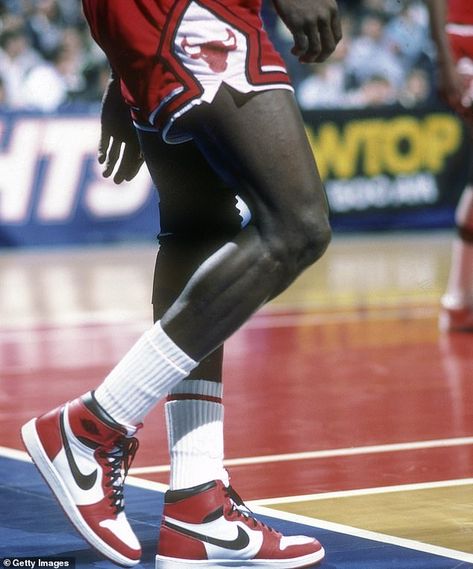 He also wore the shoes in his last appearance for the Chicago Bulls at Madison Square Gard... Tenis Nike Jordan, Nba Jordan, Mike Jordan, Michael Jordan Pictures, Jordan 1 Chicago, Jordan Bulls, Jordan Photos, Michael Jordan Basketball, Micheal Jordan