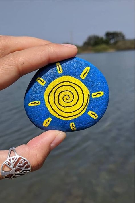 34+ Best Summer Painted Rocks & Ideas for 2023 - Crazy Laura Summertime Crafts, Diy Rock Art, Acrylic Painting Ideas, Art Pierre, Stone Art Painting, Painted Rocks Kids, Painted Rocks Craft, Painted Rocks Diy, 흑백 그림