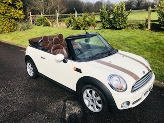 Cooper Mini Car, Cream Mini Cooper Convertible, Mobil Mini Cooper, Beige Mini Cooper, Mini Cooper Convertible Aesthetic, Cream Mini Cooper, Classy Cars For Women, Aesthetic Mini Cooper, Convertable Cars Aesthetic