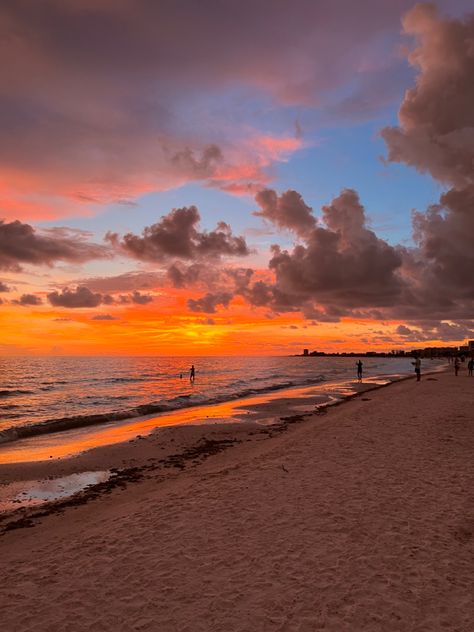 Sunset at Siesta Key beach, Florida. Beautiful colors emerge as it sets into the waves of the ocean. Pretty Beach Sunset, Sunset Beach Florida, Sarasota Florida Beach, Beach Sunset Images, Florida Wallpaper, Sarasota Beach, Sunset Beach Pictures, Siesta Key Florida, Spring Break Vacations