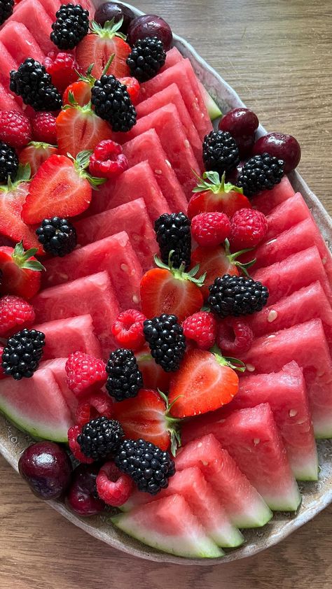 Watermelon Fruit Platter | …#naturescandy 👇 we’ve listed all the fruits we’ve used on our platter. . . Cherries Blackberries… | Instagram Unique Fruit Tray Ideas, Cute Fruit Tray Ideas, Beautiful Fruit Platter, Fruit Platter Ideas, Watermelon Wedge, Fruit Platter Designs, Decorações Com Comidas, Catering Ideas Food, Party Food Buffet