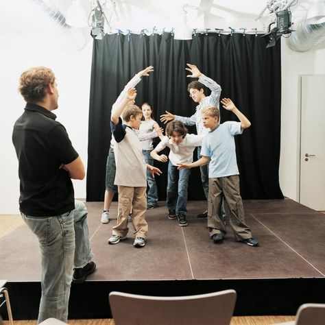 An arts-integrated teaching strategy that drama teaching artists use to help students make mental images of the texts that they read is Tableau. Tableau Ideas Drama, Drama Games For Kids, Drama Classroom, Christmas Drama, Middle School Drama, School Theatre, Activities For Elementary Students, Theatre Classroom, Drama For Kids