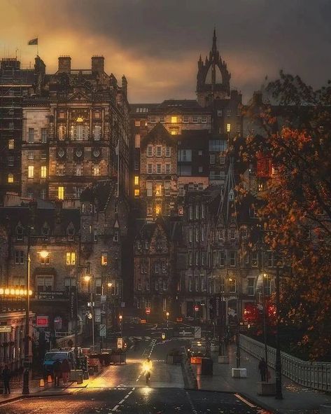 Gary Rintel (@GideonGradishar) / Twitter Nature, Scott Monument, Visit Edinburgh, Country Look, Edinburgh Castle, Visit Scotland, Voyage Europe, Classic Architecture, Cities In Europe