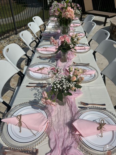 Sweet 16 Place Settings, Table Bday Decoration, Birthday Party Floral Decorations, Pink Themed Birthday Party Sweet 16, Sweet 16 Plates, Table Decor Outdoor Party, Sweet 16 Decorations Table, Simple Quince Party Ideas, Table Settings Sweet 16