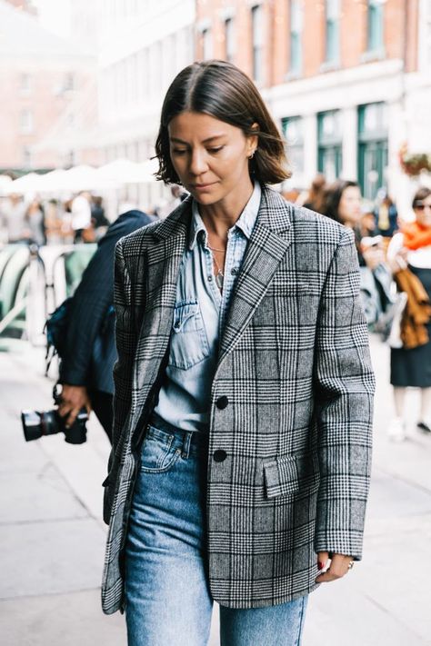 Celebrity stylist Micaela Erlanger shares the unexpected fall trend NYC girls are loving right now. Find out inside. Oversized Blazer Street Style, Plaid Blazer Outfit, Minimalistic Wardrobe, Printemps Street Style, Blazer And Jeans, Nyc Outfit, Blazer Street Style, Casual Chic Outfits, Blazer Outfits For Women