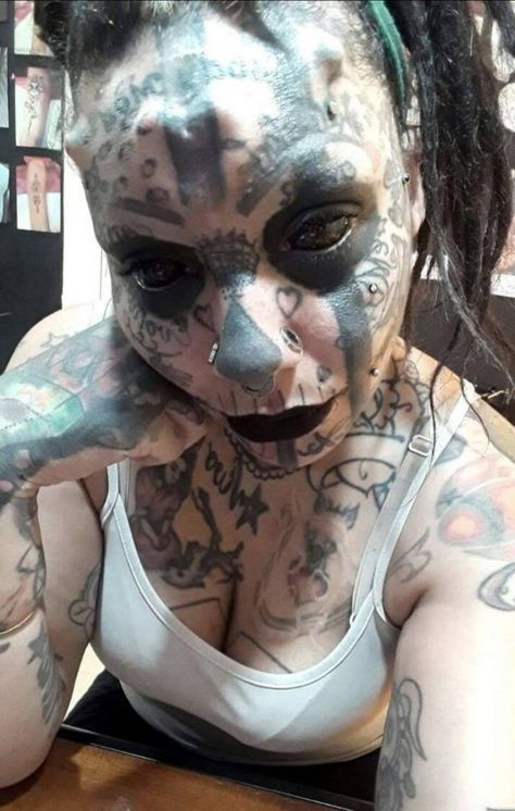 47 People Who Embraced Their Inner Freak - Wtf Gallery Cringe Tattoos, Black Sclera, Body Modification Piercings, Eyeball Tattoo, Tattoo Hals, Facial Tattoos, Cool Piercings, Body Modification, Face Tattoos