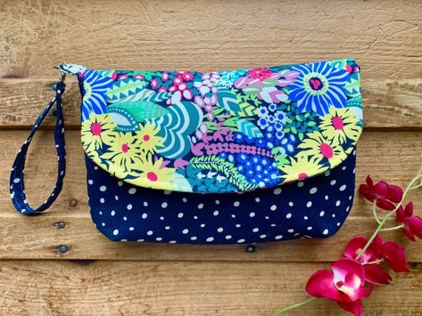 Grab and Go Wristlet – FREE PATTERN – lorrie nuneMAKER Wristlet Patterns Free, Small Bag Sewing Pattern Free, Clutch Purse Pattern Free, Sewing Purses Patterns Free, Clutch Pattern Free, Sewing A Purse, Small Purse Pattern, Sunflower Purse, Wallet Pattern Free