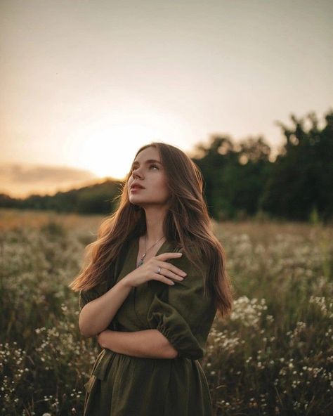 Best Outdoor Photoshoot Female Senior Photos - Women Cave Self Portrait Photography, Autumn Photography Portrait, Female Portrait Poses, Pose Portrait, Outdoor Portrait Photography, Foto Portrait, Nature Photoshoot, Portrait Photography Women, Portrait Photoshoot