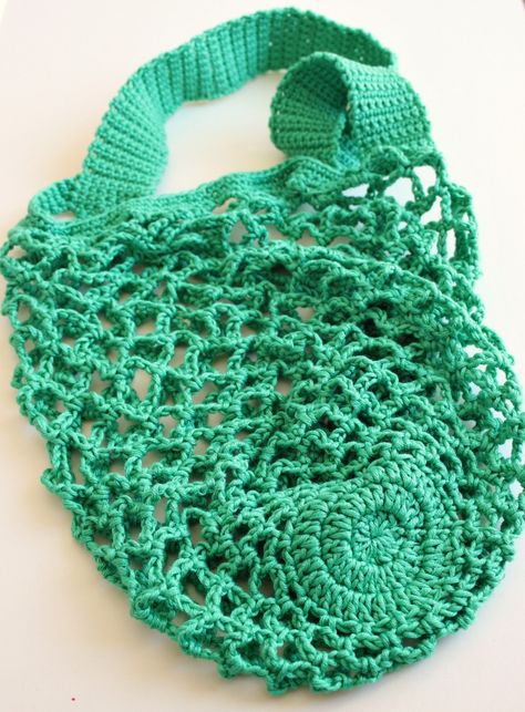 One skein crochet mesh bag -  free pattern from Zeens and Roger. Crochet Mesh Bag, Tote Crochet, One Skein Crochet, Crochet Basket Pattern Free, Crochet Mesh, Crochet Shell Stitch, Pattern Purse, Bag Pattern Free, Crochet Market Bag