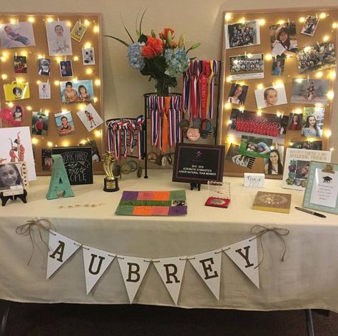 Grad Party Guest Sign In Ideas, Grad Party Gift Ideas, Graduation Photo Wall Ideas, Open House Picture Display Ideas, Grad Party Awards Display, Taylor Swift Themed Graduation Party, Simple Grad Party Decor, Graduation Pallet Display, Photo Board Ideas Graduation